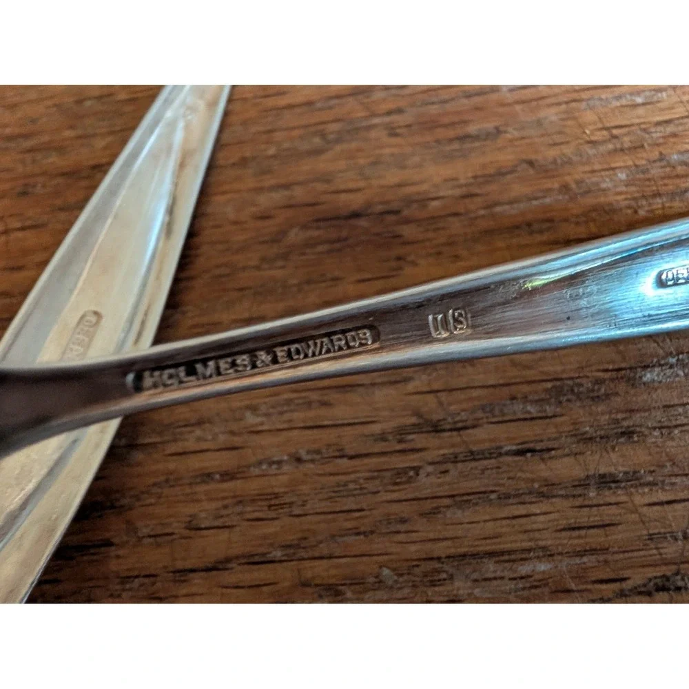 Holmes Edwards Deepsilver Silver Fashion Pierced Spoon and Butter Knife Set 1956